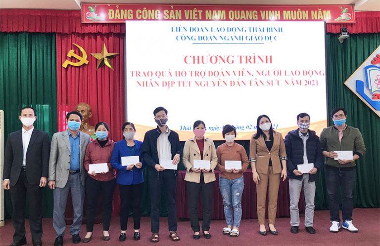 Công đoàn ngành Giáo dục Thái Bình trao 107 suất quà cho đoàn viên dịp Tết Tân Sửu