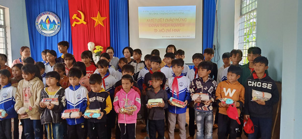 Trường TH&THCS Kon Chiêng đón đoàn từ thiện của TP. Hồ Chí Minh